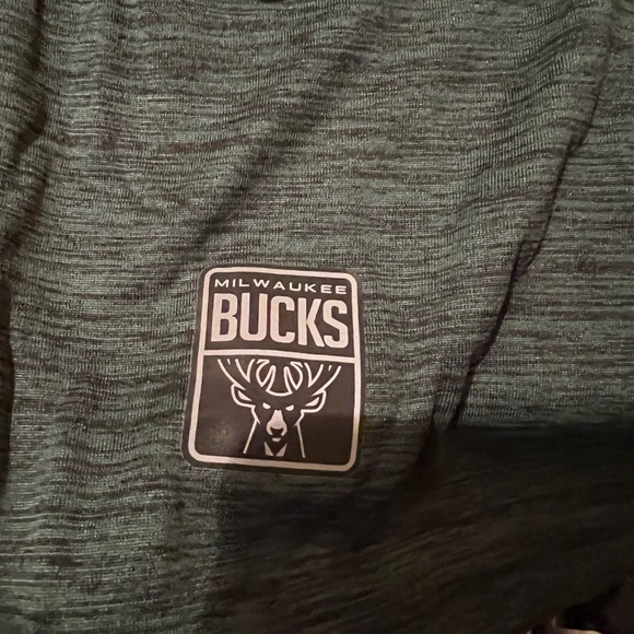 Men’s Official NBA Milwaukee Bucks Long Sleeve Shirt - Picture 4 of 5
